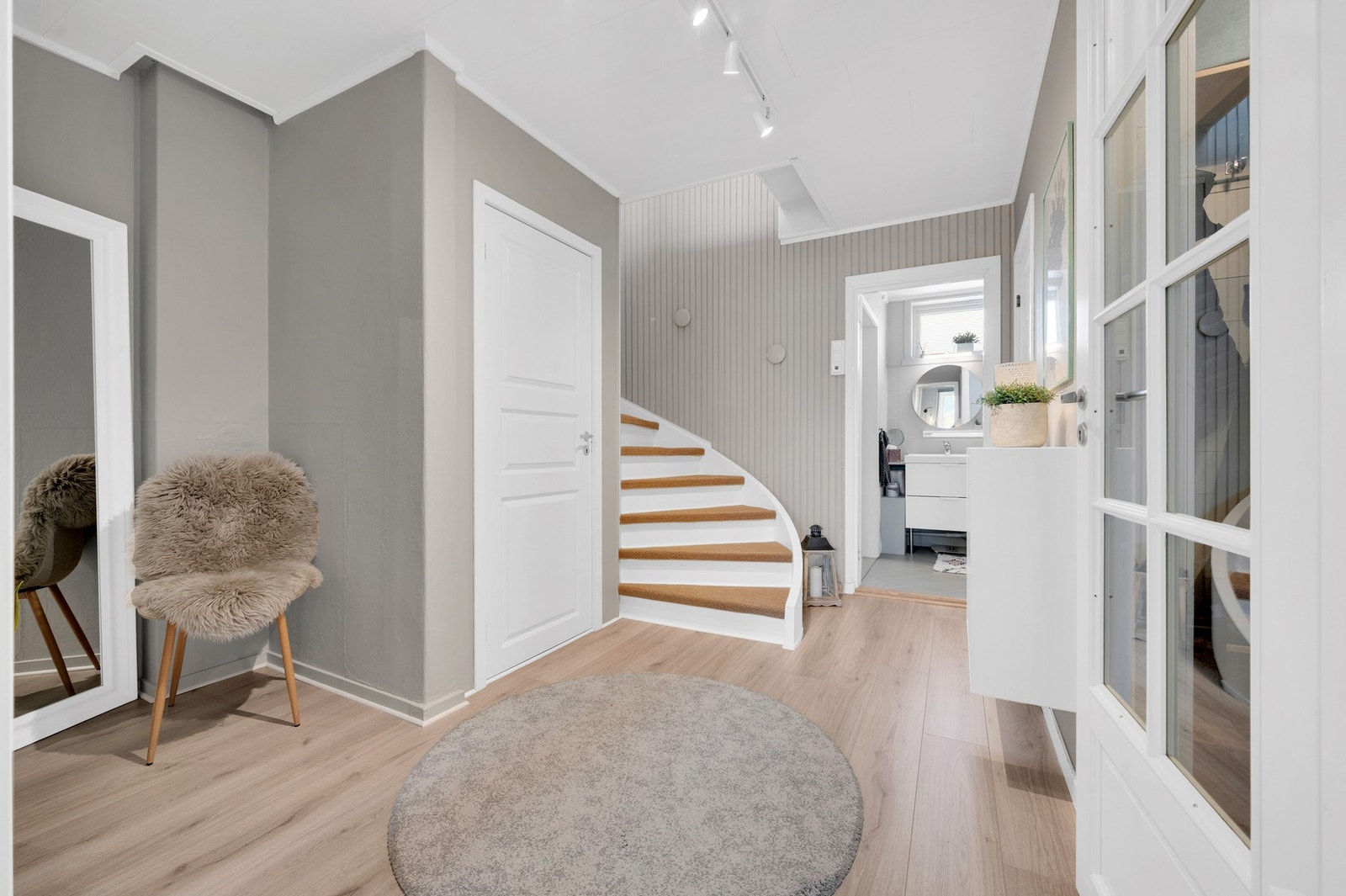 - Vi beveger oss ned til inngangsparti med romslig entré, 2 soverom, bad, vaskerom og separat wc rom. Galleribilde