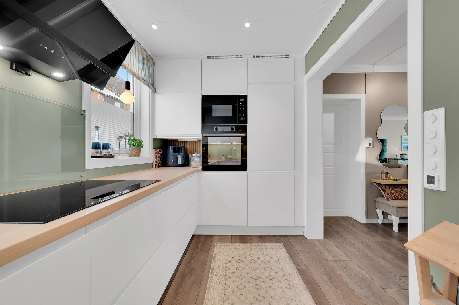 - Delikat kjøkken fra Epoq satt inn i 2024 med stilrene fronter, integrerte hvitevarer og pene løsninger. Galleribilde