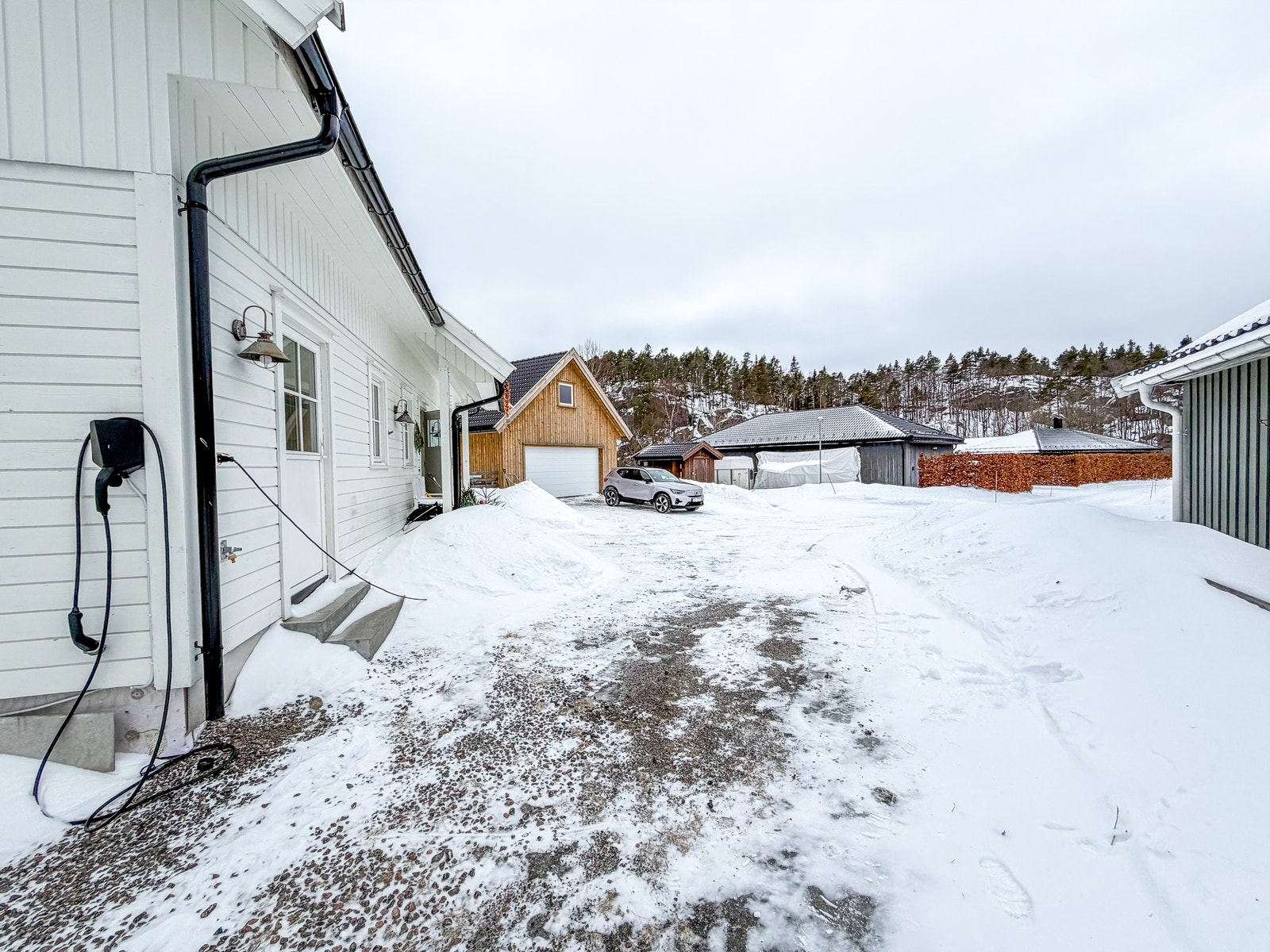 Godt med parkeringsmuligheter på tomten + elbil lader. Galleribilde