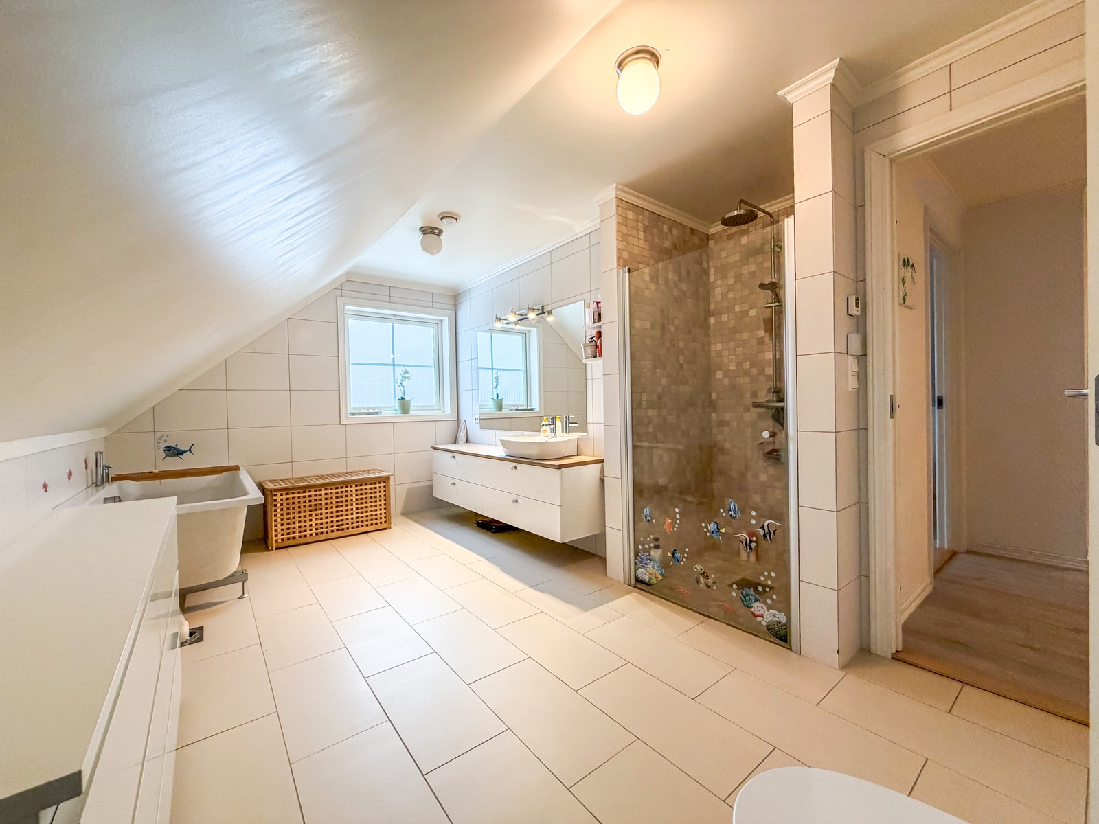 Pent baderom i andre etasje med både dusj og badekar. Galleribilde
