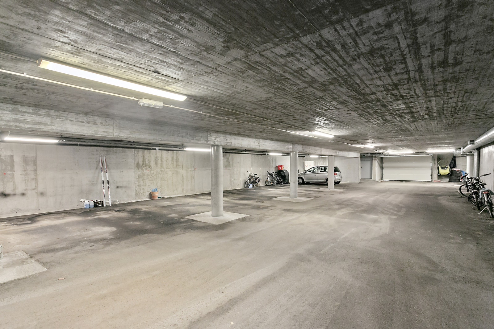 Fast parkeringsplass i garasjeanlegg med elbillader Galleribilde