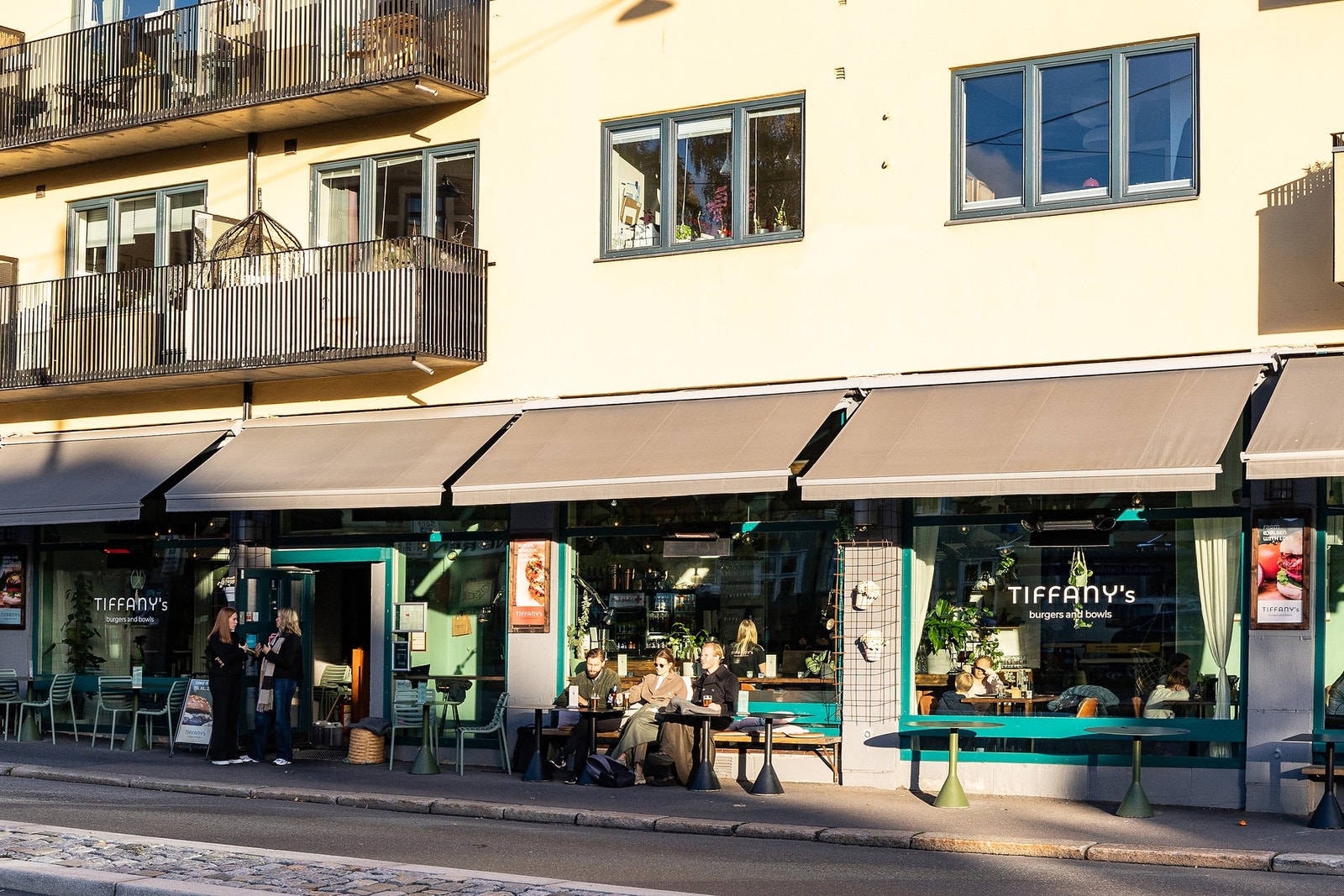 Tiffany's serverer saftige burgere, friske bowls og god stemning - et sted det er lett å bli sittende litt lenger Galleribilde