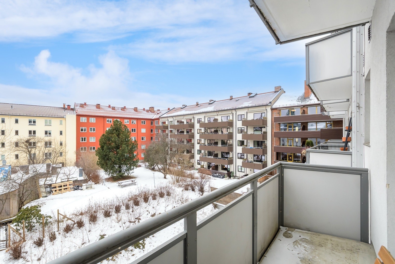 Balkong på ca 3 kvm vender mot hyggelig bakgård Galleribilde