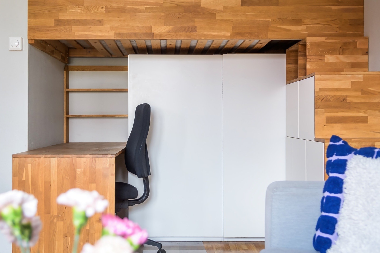 Leiligheten har en praktisk hemsløsning med god oppbevaring Galleribilde