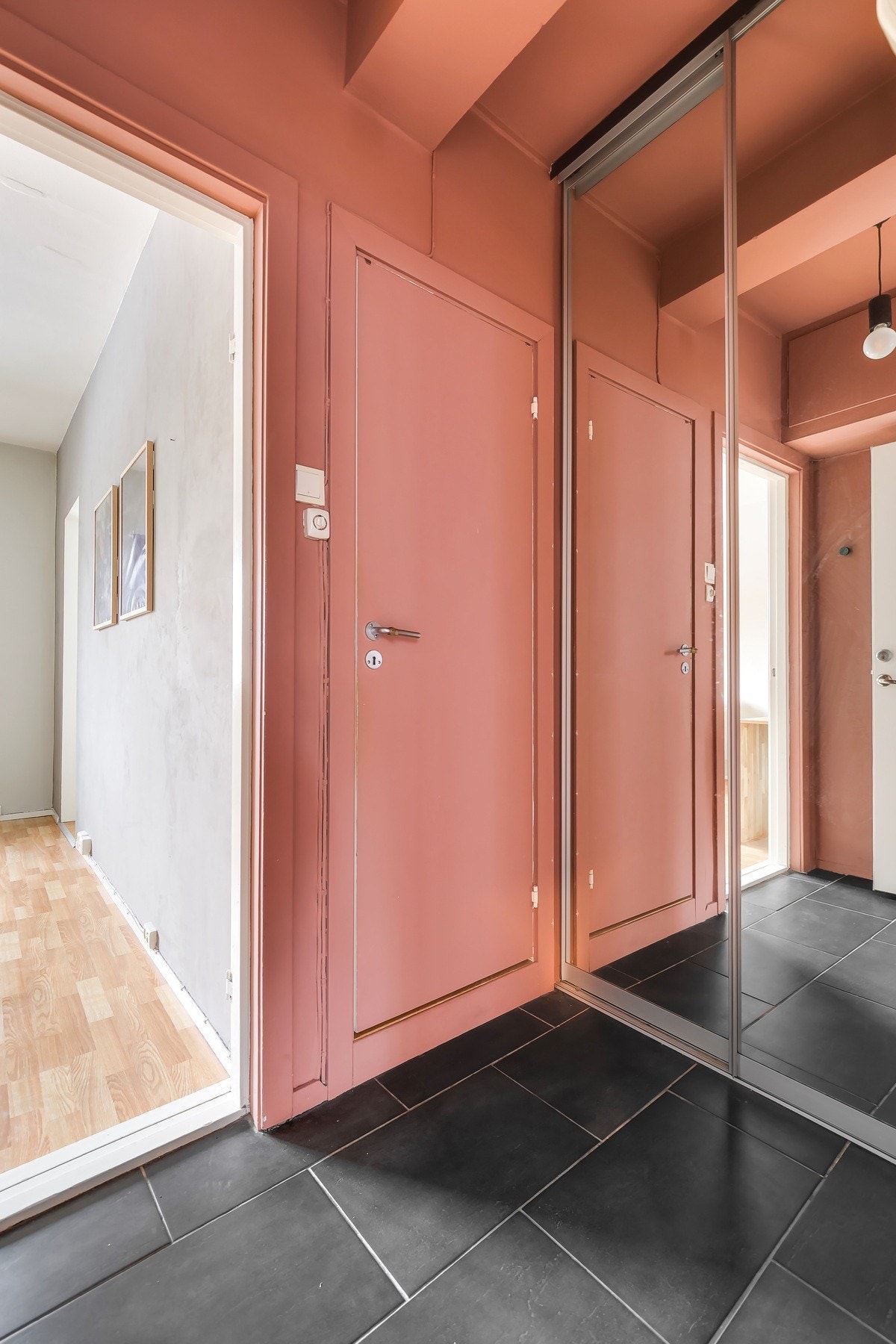 Entré med praktisk skyvedørsgarderobe som gir god oppbevaringsplass Galleribilde