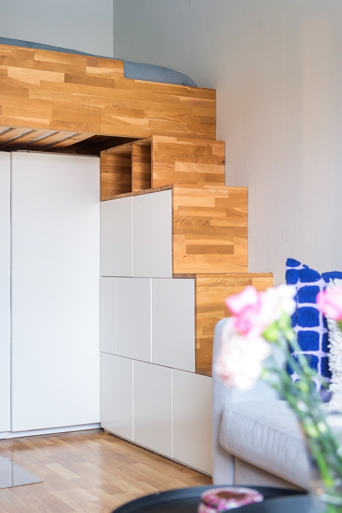 Trappen opp til hemsen er integrert i møbelet og fungerer også som oppbevaring med skapfronter på siden Galleribilde