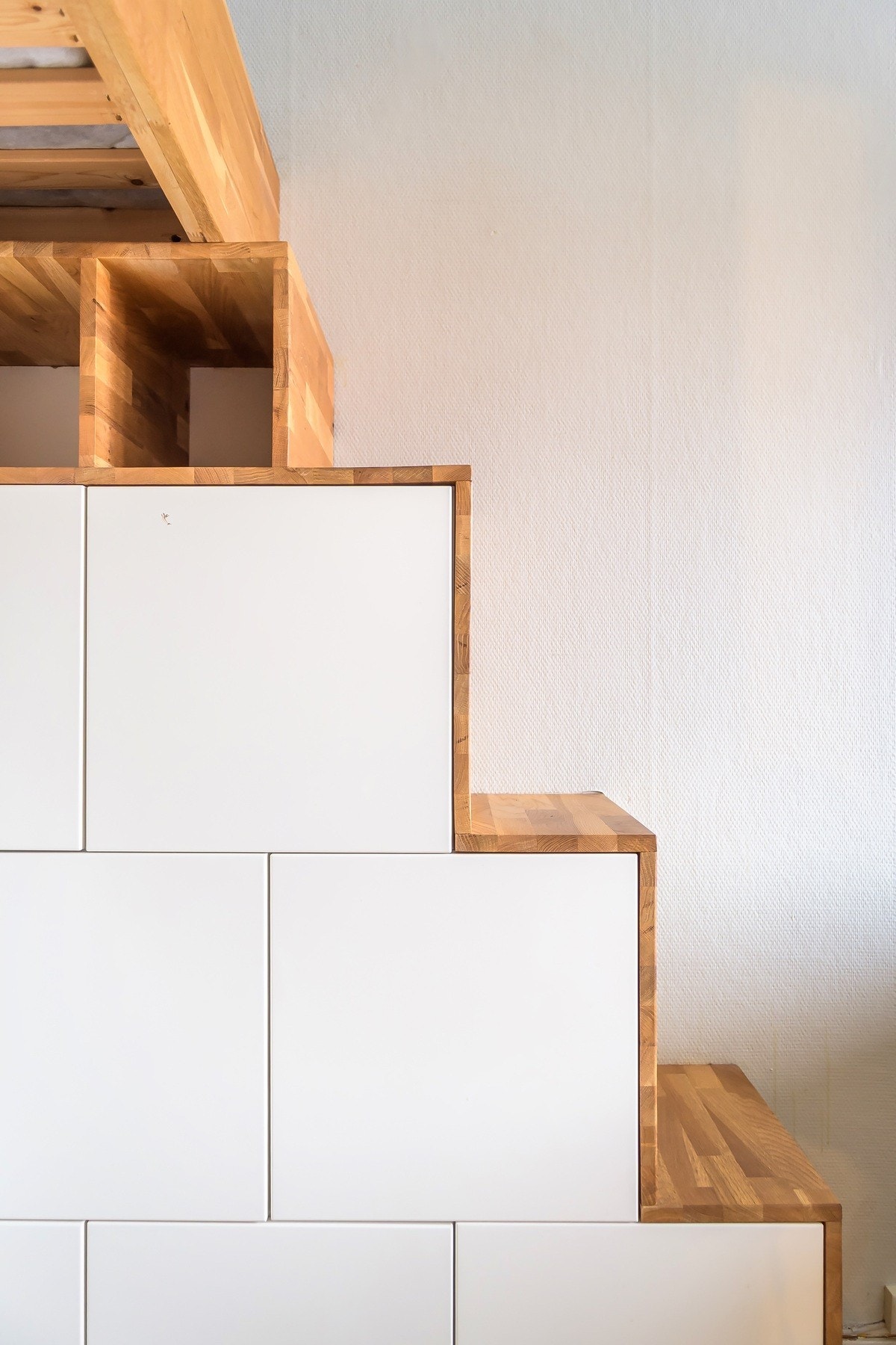 Skuffer under trappen med glatte fronter Galleribilde