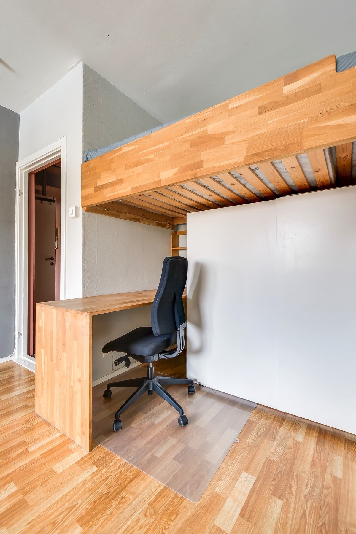 Smart løsning med både klesskap og skrivepult Galleribilde