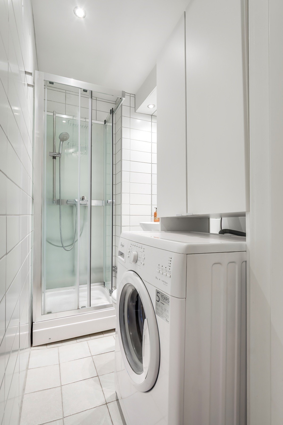 Pent flislagt bad med opplegg for vaskemaskin Galleribilde