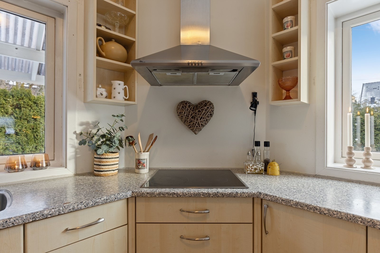 Kjøkkenet har innredning med glatte fronter, laminat benkeplate og integrert platetopp. Galleribilde