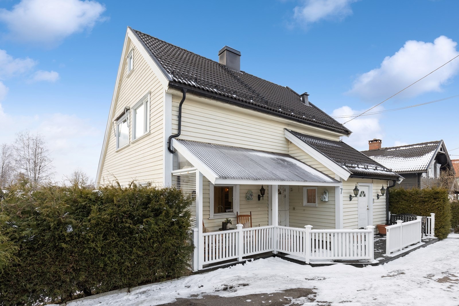 Boligen har en klassisk fasade med liggende bordkledning og tak tekket med betongtakstein. Galleribilde