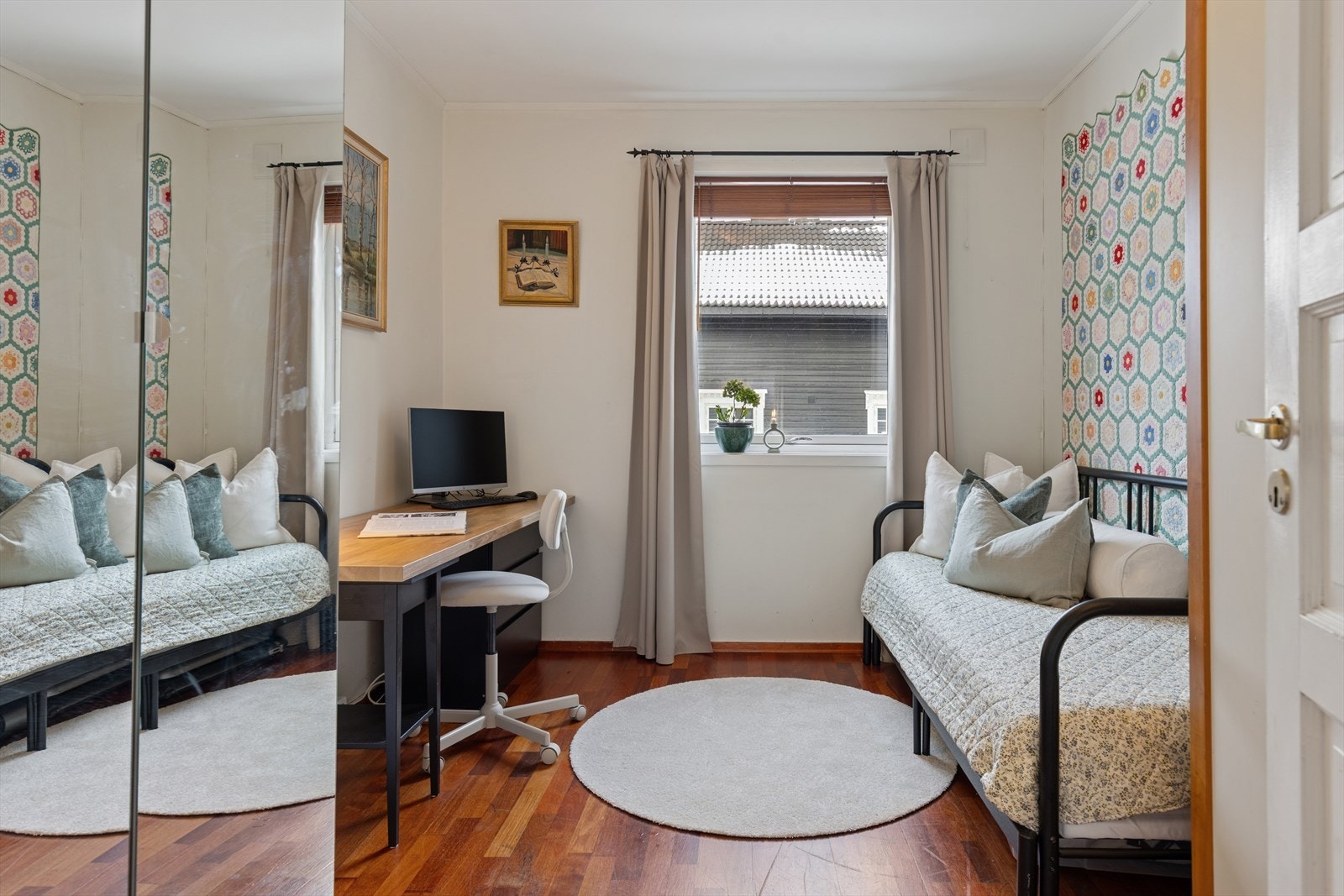 Et av soverommene i første etasje, som egner seg godt som barnerom eller kontor. Galleribilde