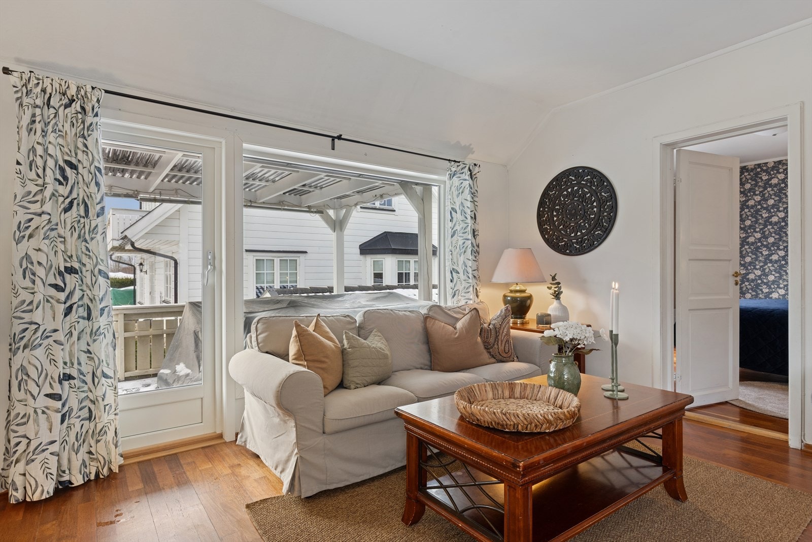 Utgang til hyggelig solrik uteplass direkte fra stuen. Galleribilde