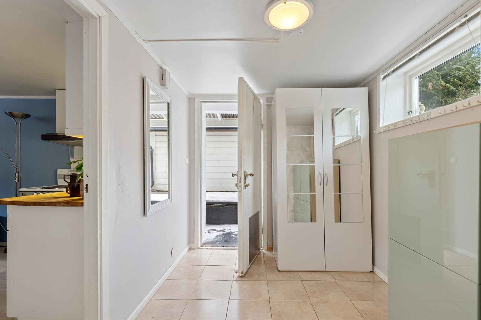 Egen inngang til kjellerenheten. Enheten er ikke omsøkt eller godkjent for varig opphold. Galleribilde