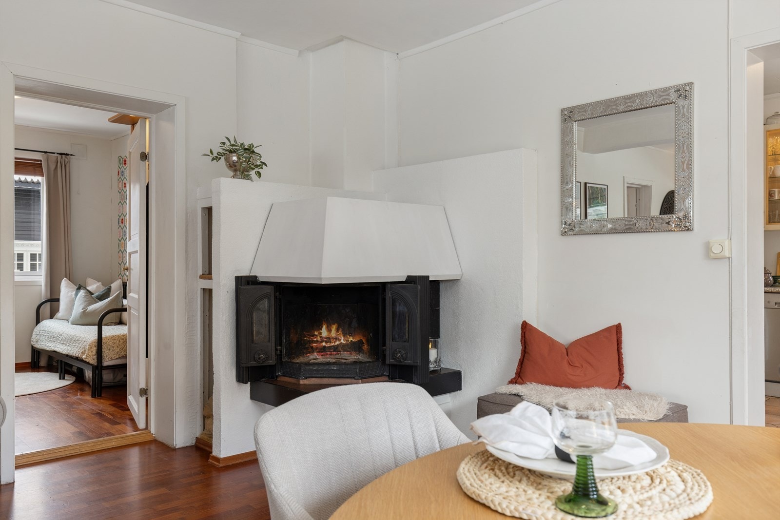 Den åpne peisen med integrert olje/parafinfyr gir en lun varme. Galleribilde