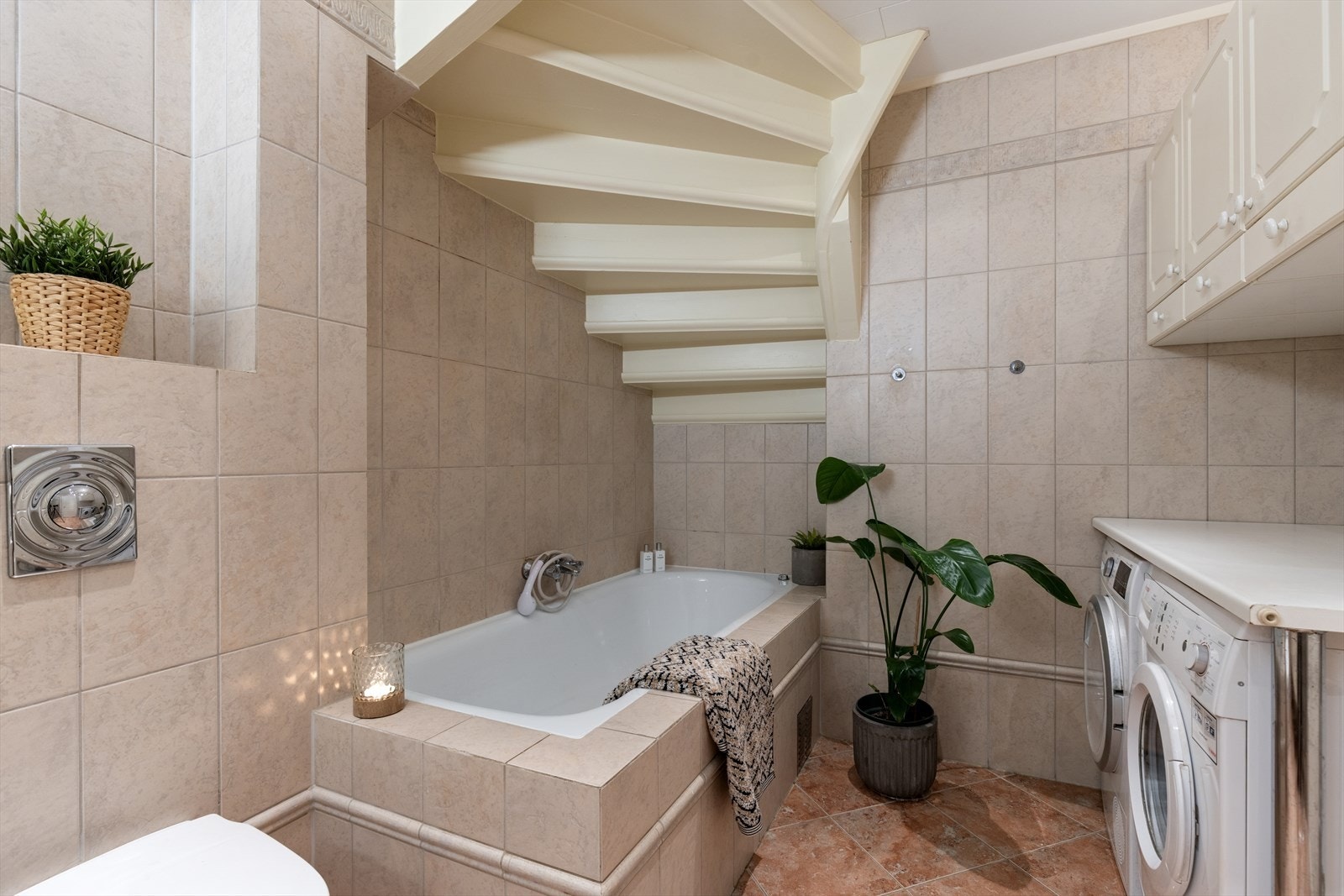 Badet i første etasje er utstyrt med badekar og har praktisk opplegg for vaskemaskin. Galleribilde