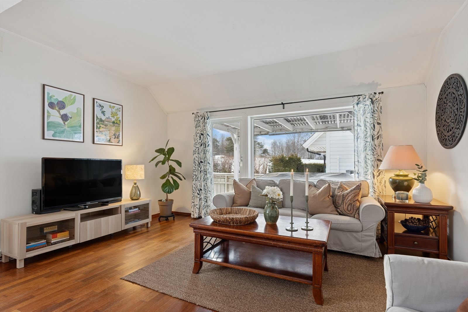 Fra stuen er det direkte utgang til den overbygde verandaen. Galleribilde