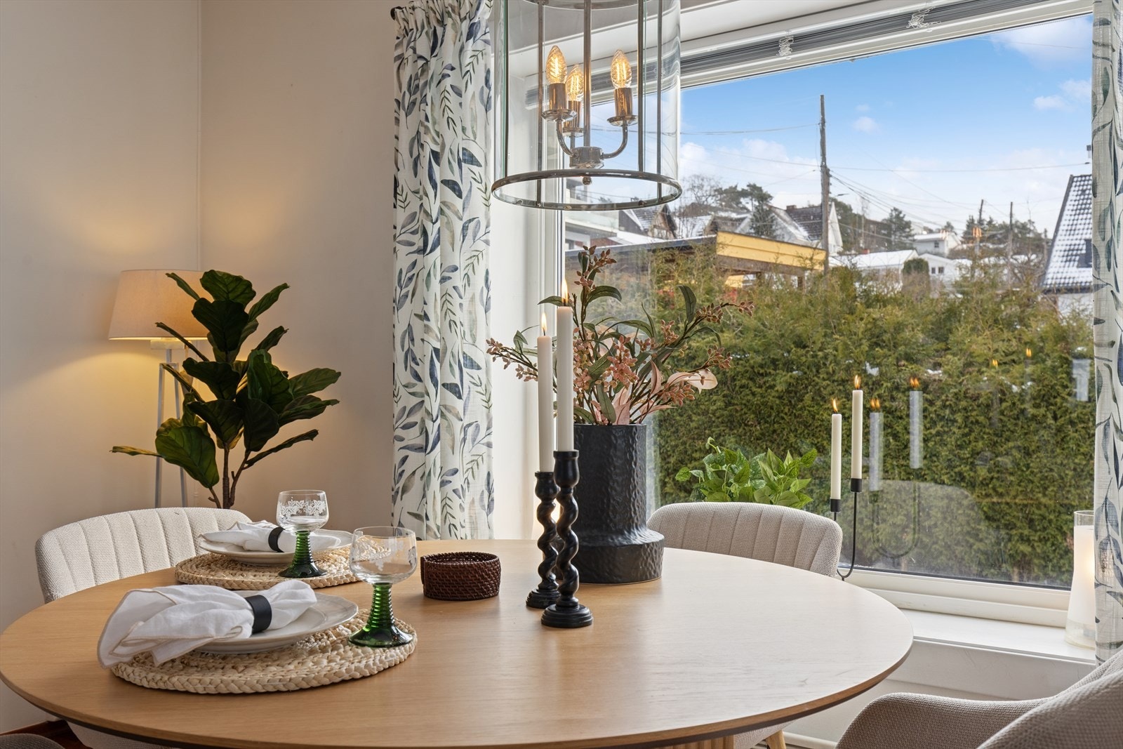 Vinduene i stuen ble skiftet i 2021 og har isolerglass. Galleribilde