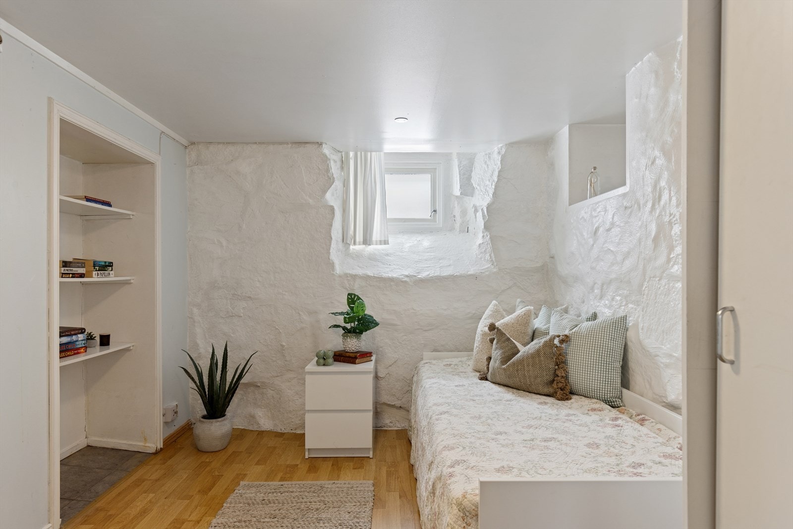 Innredet rom i kjelleren med særpregede, malte murvegger. Galleribilde