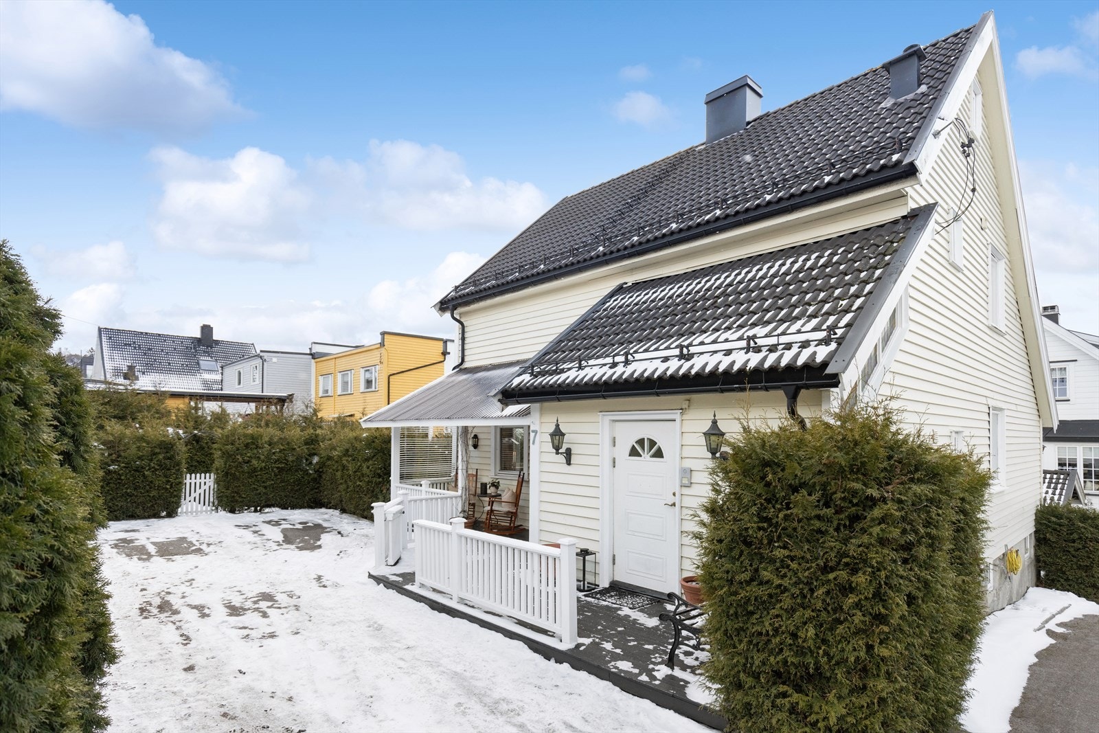 Enkel adkomst og asfaltert gårdsplass gjør hverdagslogistikken smidig. Galleribilde