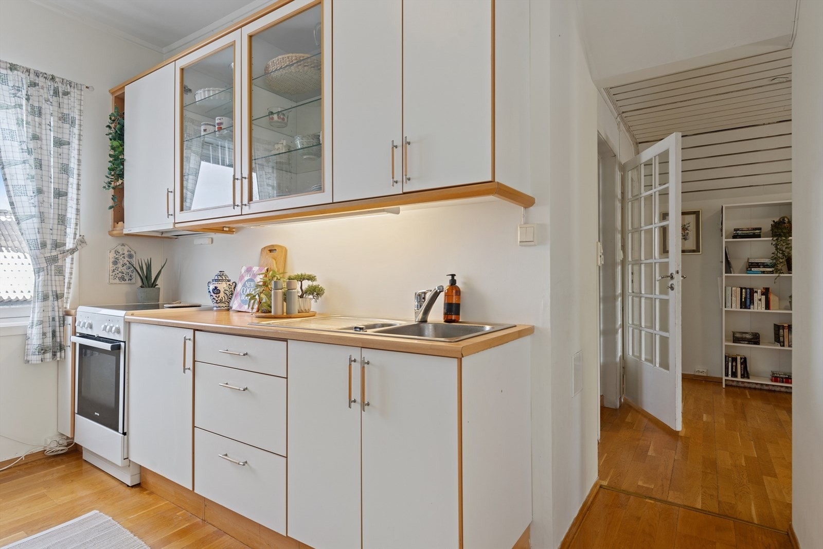 Kjøkken i andre etasje med komfyr, kjøl/fryseskap og ventilator med avtrekk ut. Galleribilde