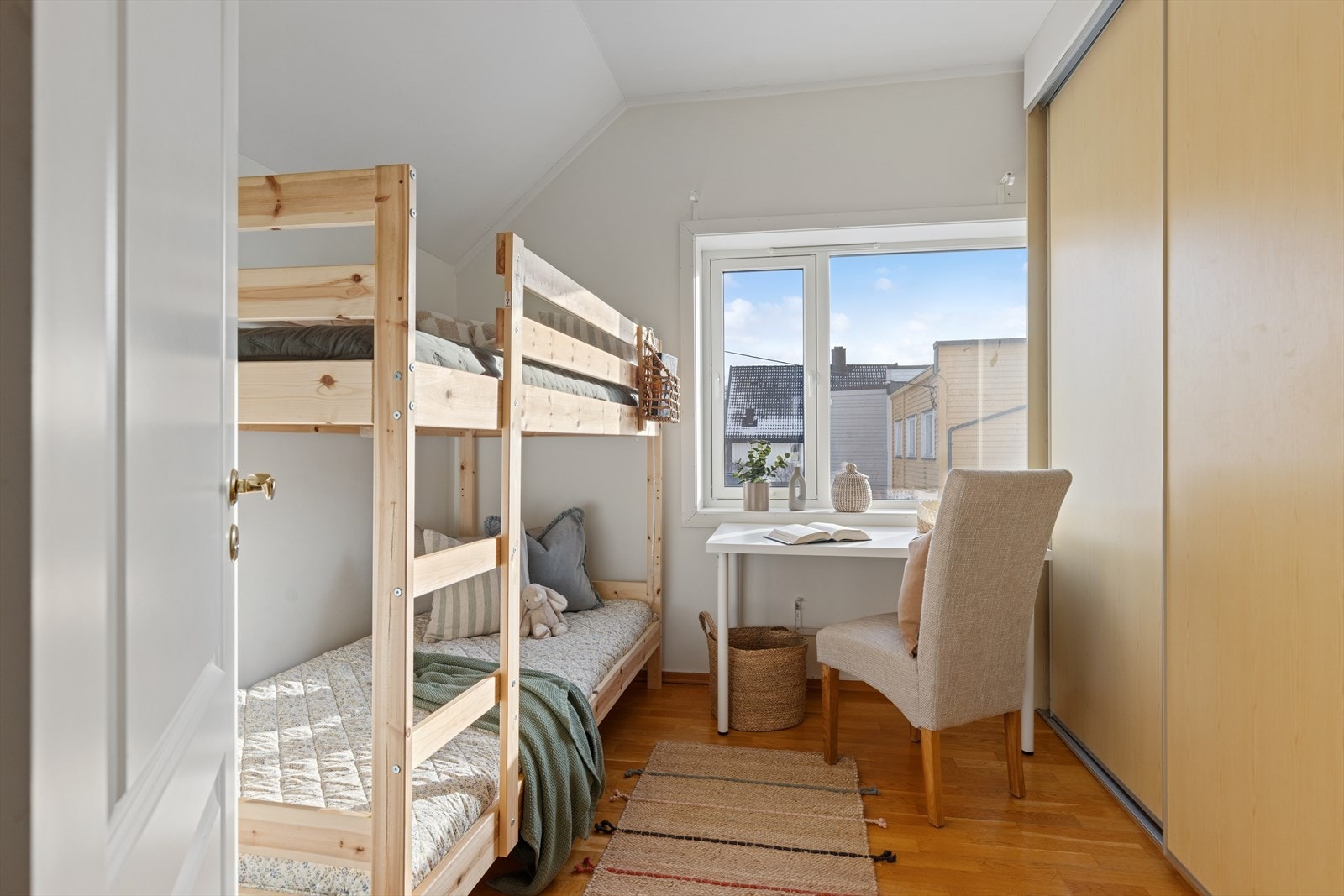 Soverom i andre etasje med plass til både seng og arbeidsplass. Galleribilde