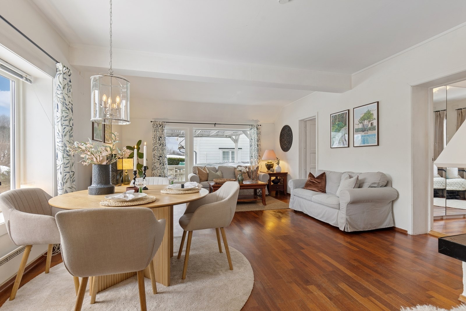 Gjennomgående planløsning i første etasje skaper en god flyt mellom sonene. Galleribilde