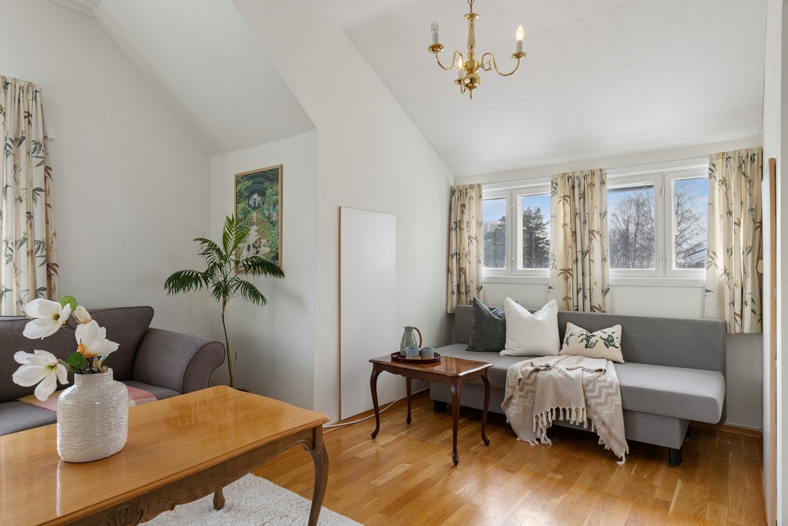 Stuen i andre etasje har gode møbleringsmuligheter og en åpen atmosfære. Galleribilde