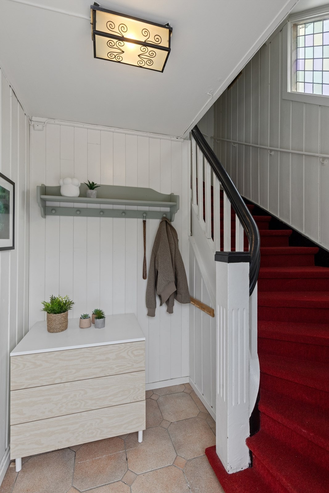 Felles trapperom i trekonstruksjon forbinder boligens ulike plan. Galleribilde