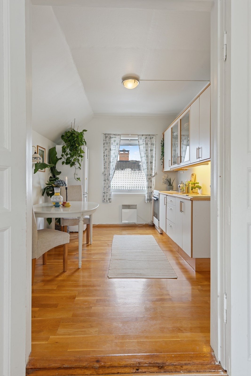 Kjøkkenet i andre etasje har plass til en hyggelig spisekrok ved vinduet. Galleribilde