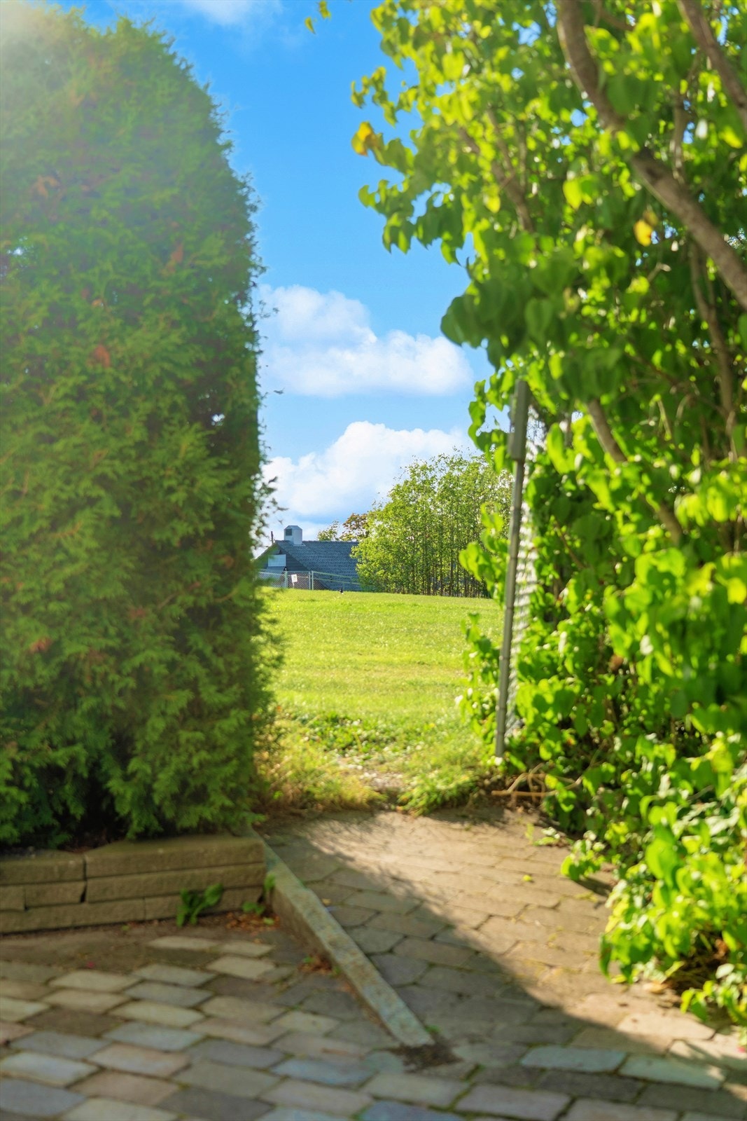 Beliggenheten er i første rekke, med sti rett ned til Ekebergparken og Ekebergsletta. Kort og bilfri vei til barnehage og skole! Galleribilde