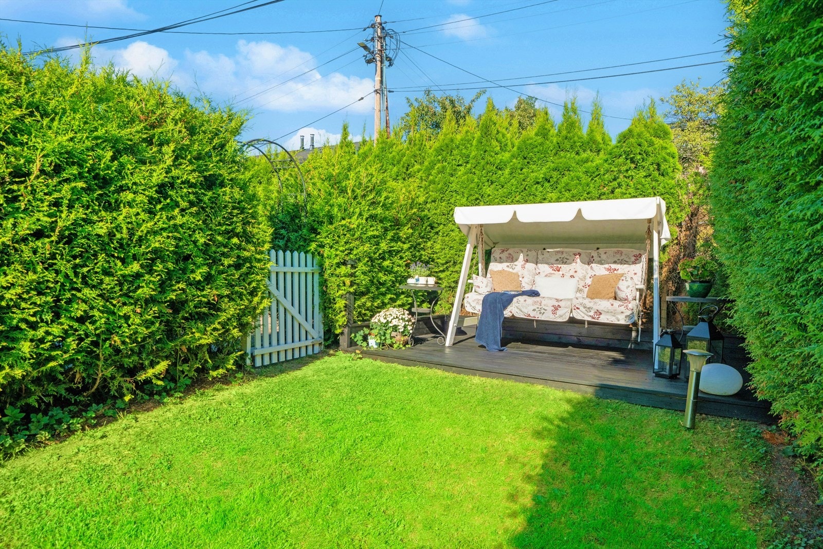 Eiendommen ligger skjermet og tilbaketrukket, med en flat og usjenert tomt. Galleribilde