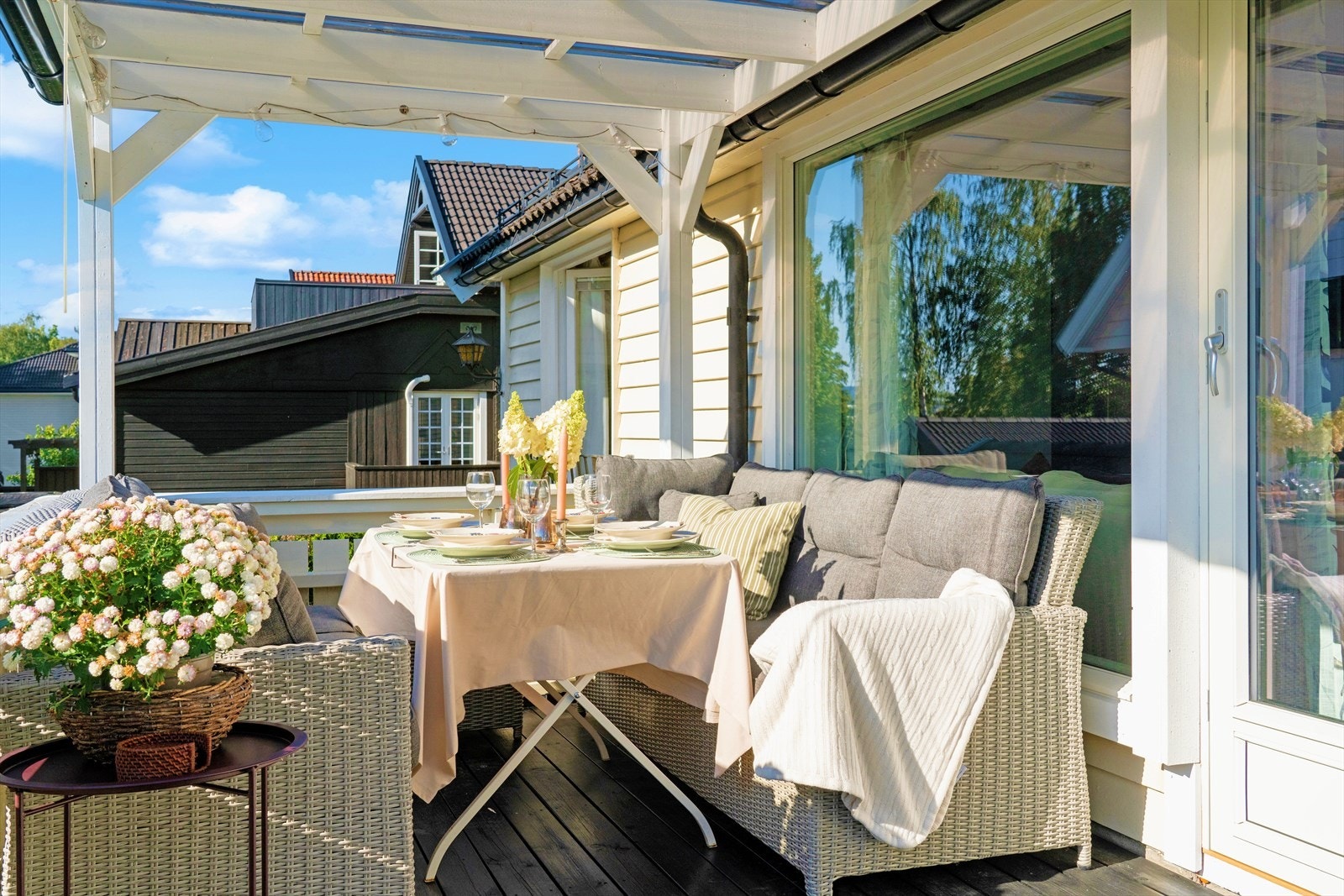 Den overbygde verandaen er en forlengelse av stuen store deler av året. Galleribilde