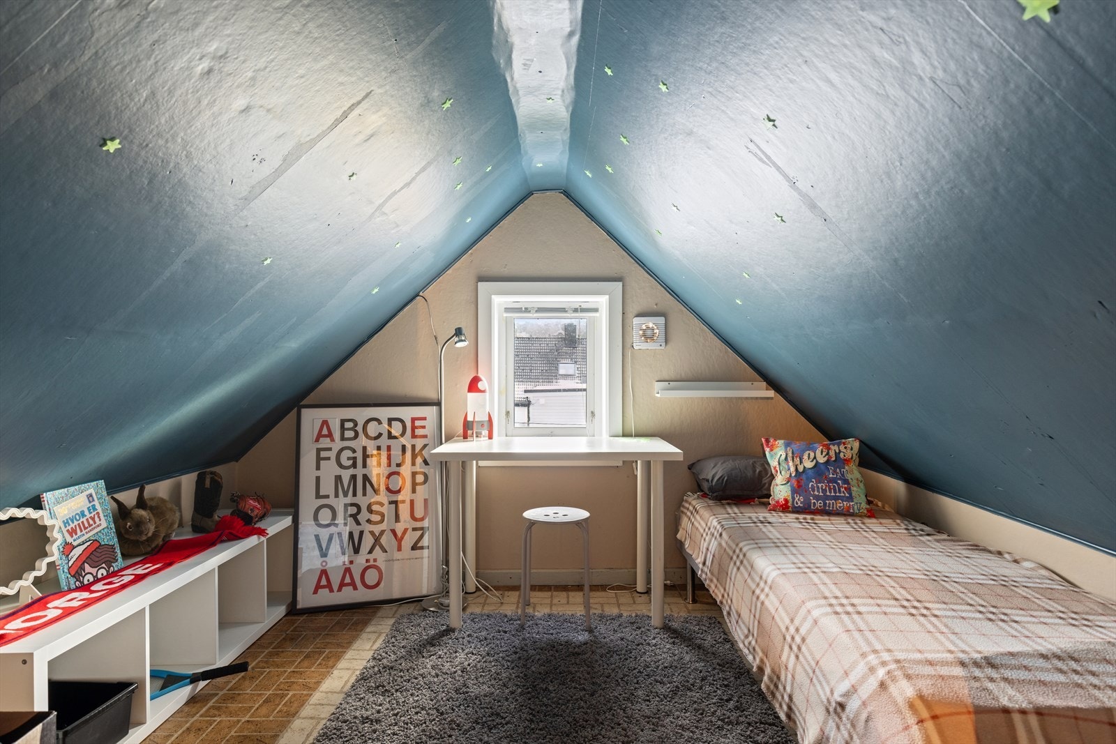 Boligen har god lagringsplass på loft, tilgjengelig via takluke. Galleribilde