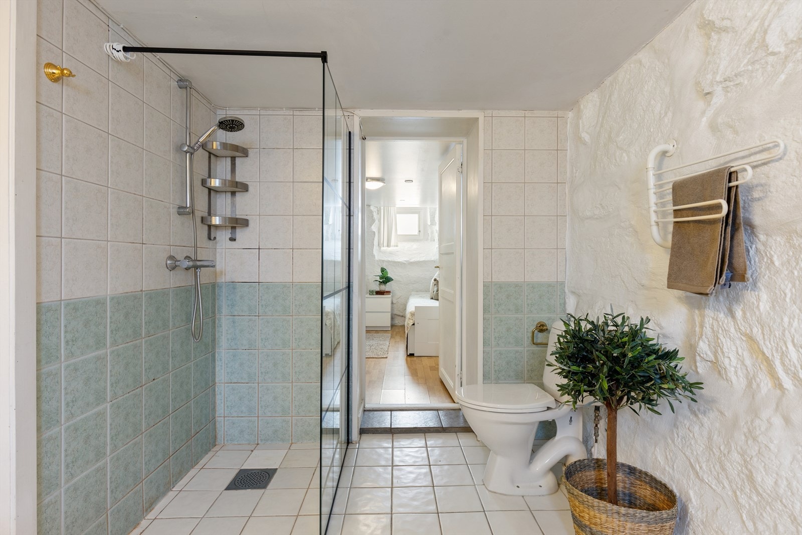 Badet i kjelleren har flislagte vegger og servant med underskap. Galleribilde