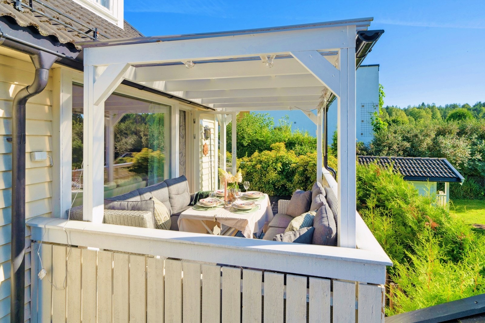 Fra stuen er det utgang til en vestvendt og overbygd veranda på ca. 13 m². Galleribilde