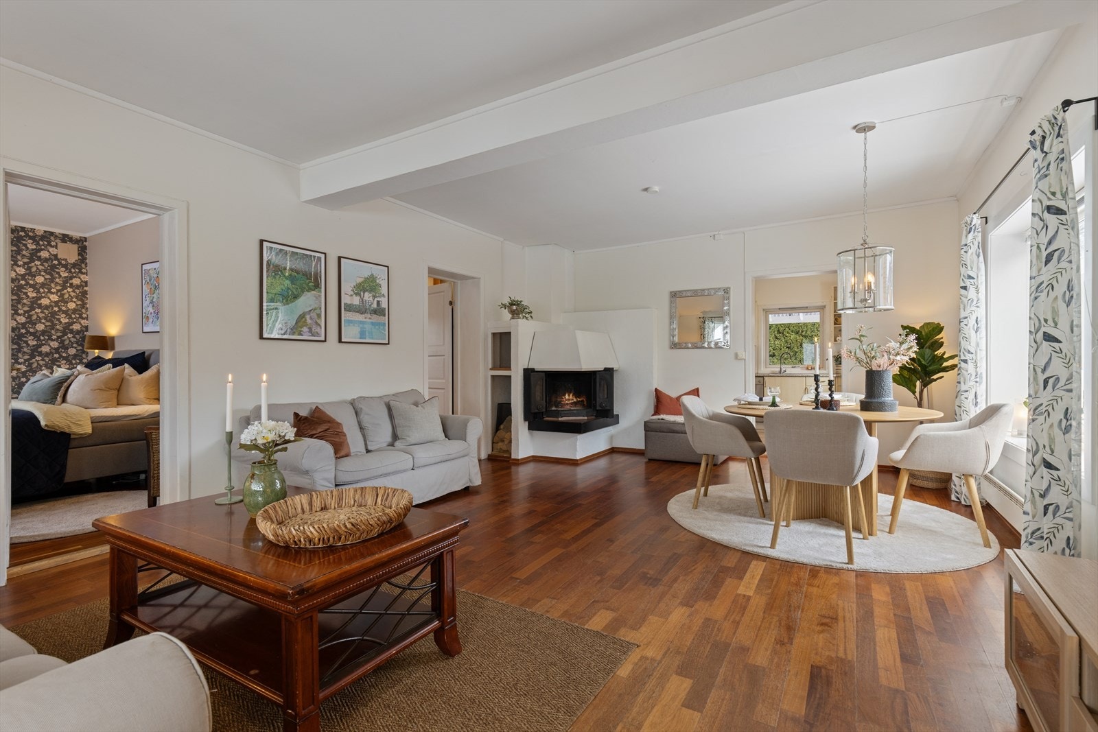 Oversikt over stuen som viser adkomst til soverom og kjøkken. Galleribilde