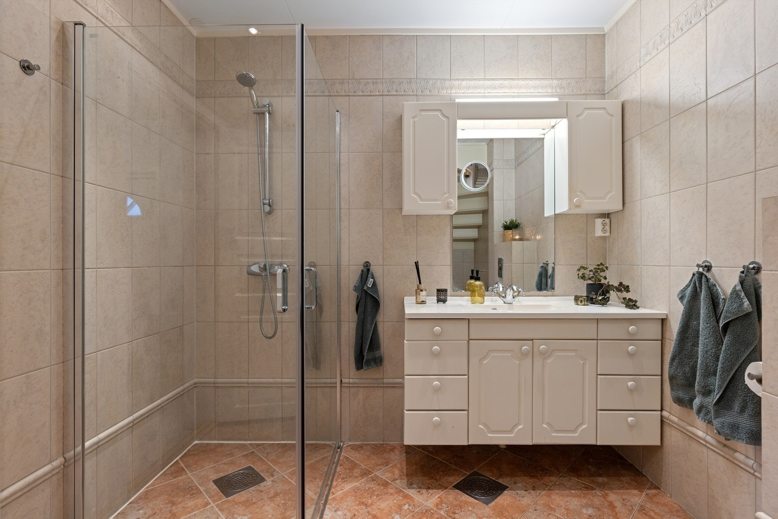 Her er det både dusjhjørne og badekar, samt elektriske varmekabler for økt komfort. Galleribilde