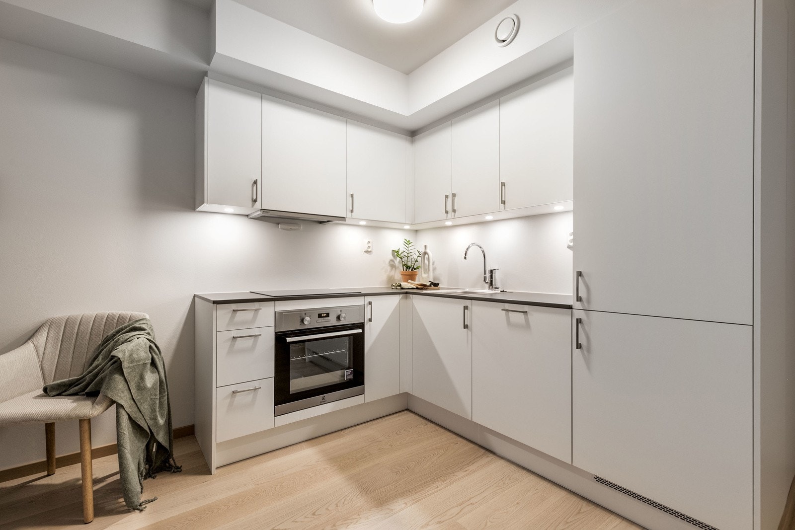 Kjøkkenet har en praktisk hjørneløsning, som gir rikelig av skap og benkeplass. Bilde fra L207 Galleribilde