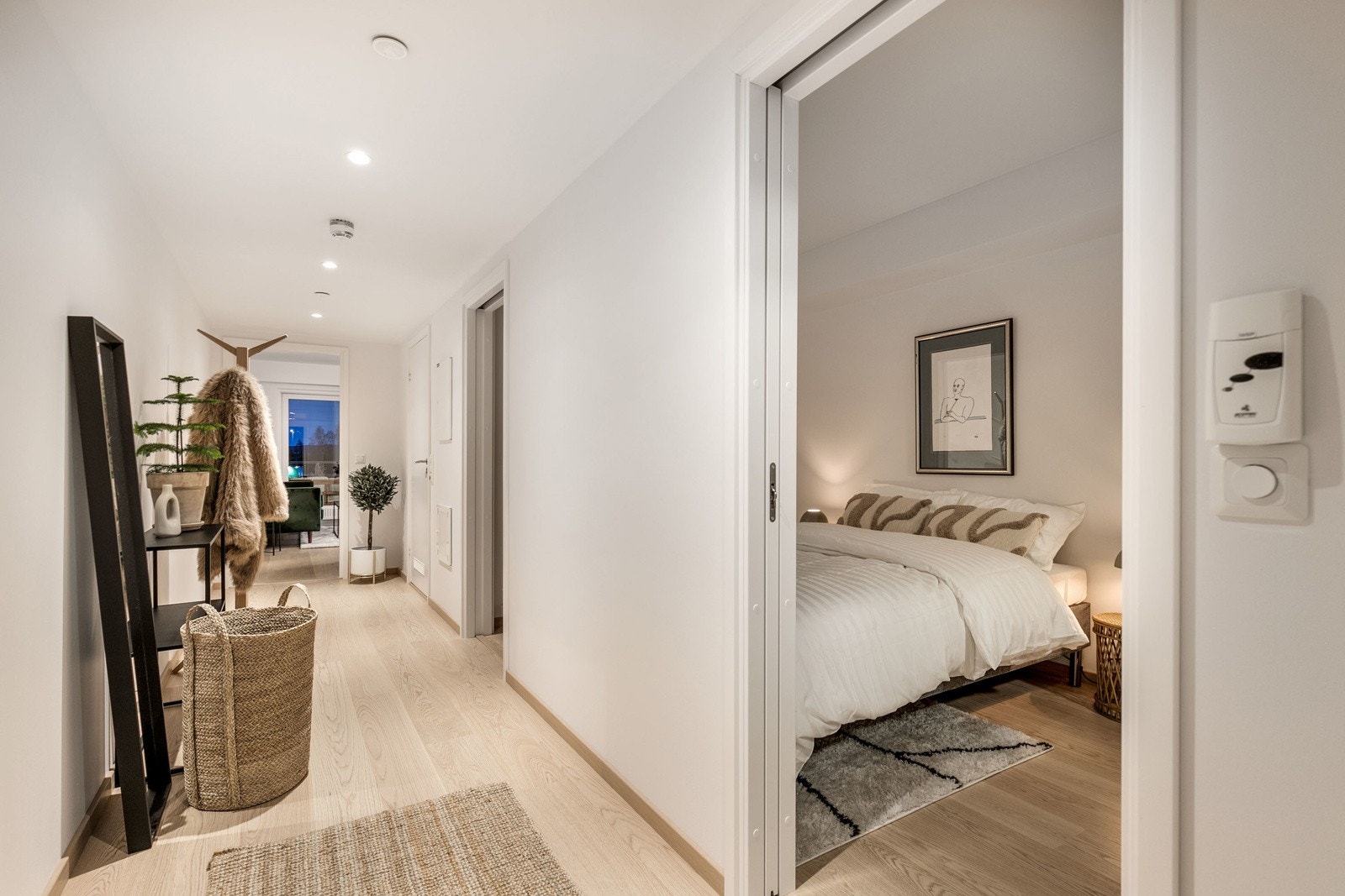 Flott entré/ gang med god avsatt plass til skapinnredning. Bilde fra L207 Galleribilde