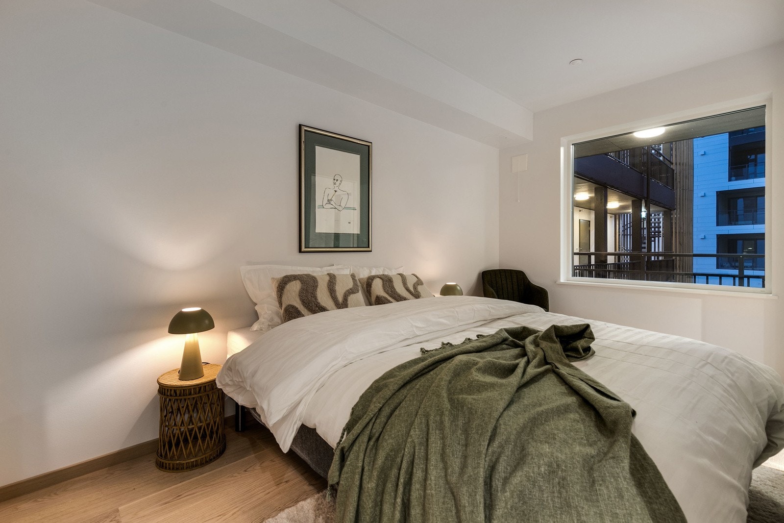 Lyst og innbydende soverom med god plass til en dobbeltseng. Bilde fra L207 Galleribilde