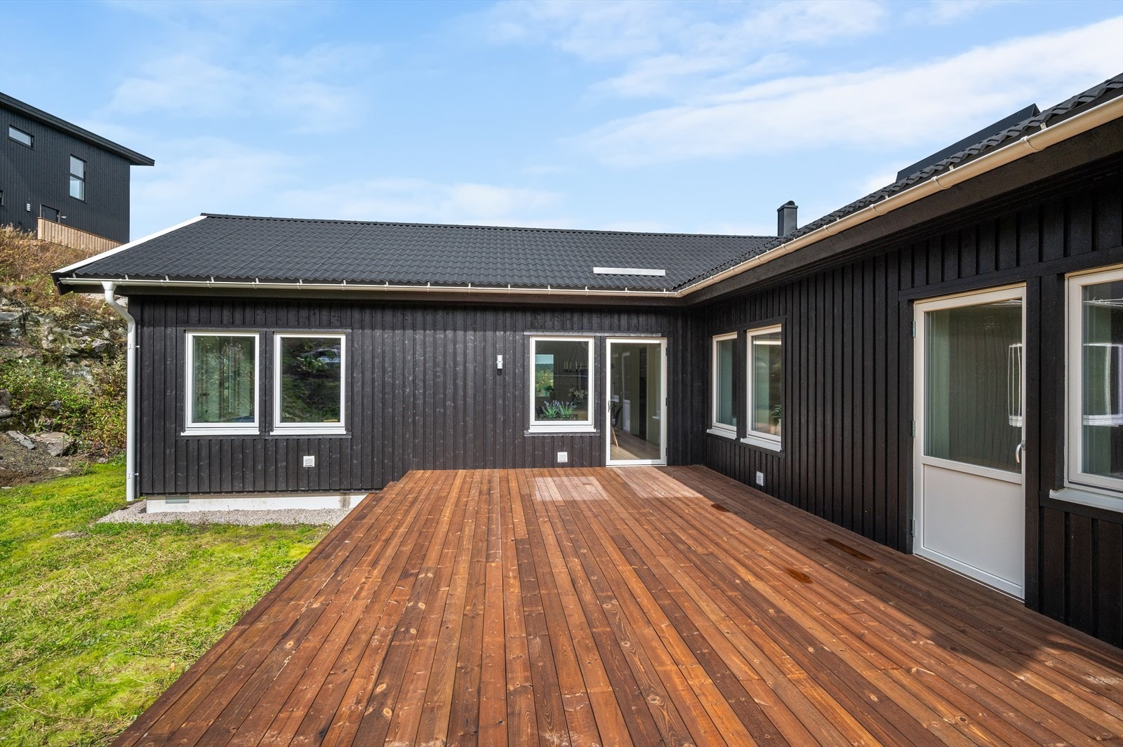 Koselig terrasse med plass til utemøbler og grill. Galleribilde