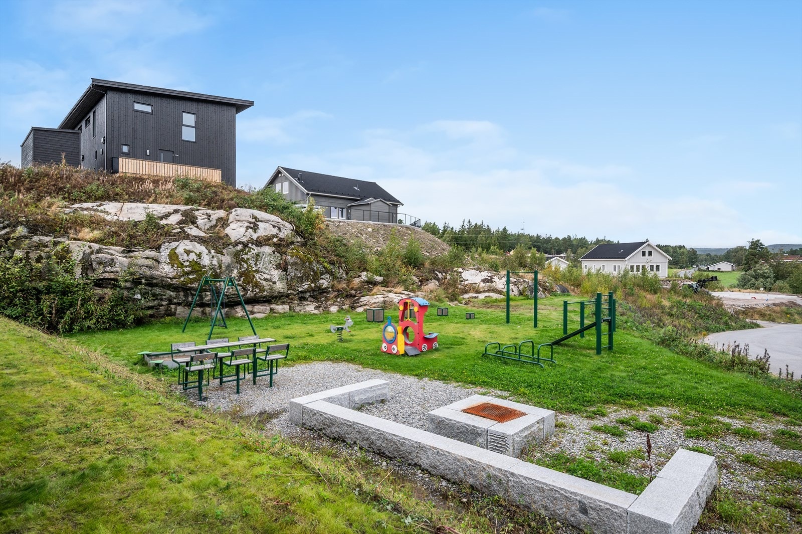 Boligen har en barnevennlig beliggenhet og grenser mot felles lekeplass Galleribilde