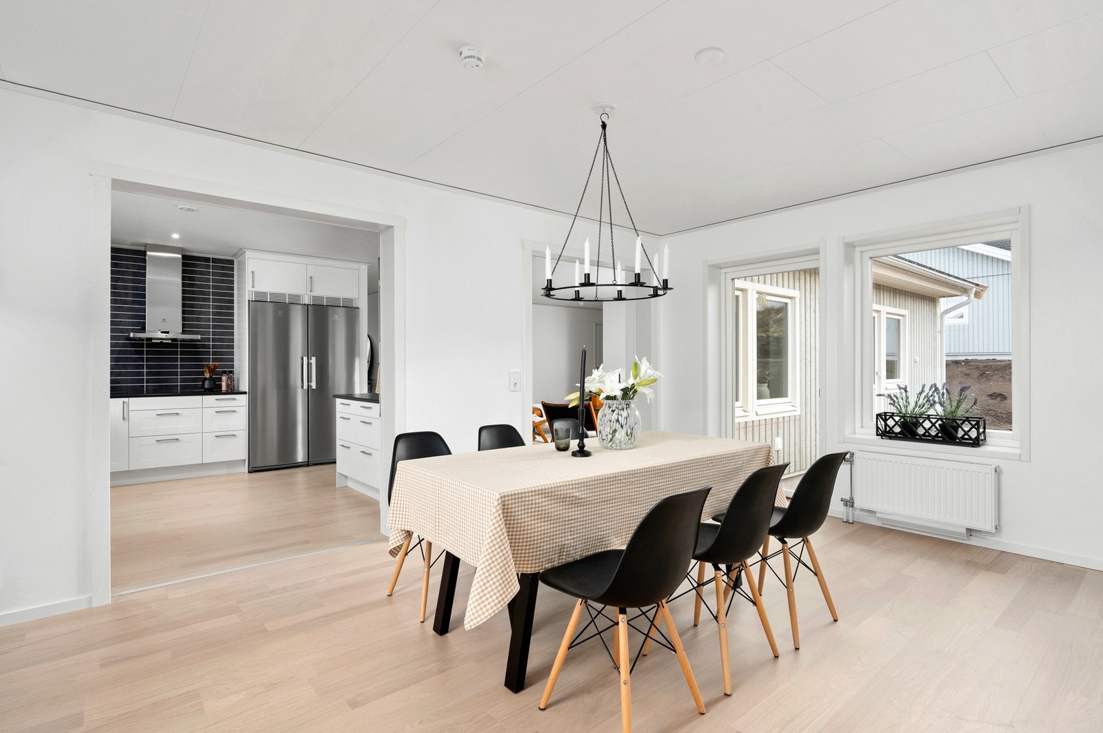 Det er åpent mellom stue/spisestue og kjøkken Galleribilde