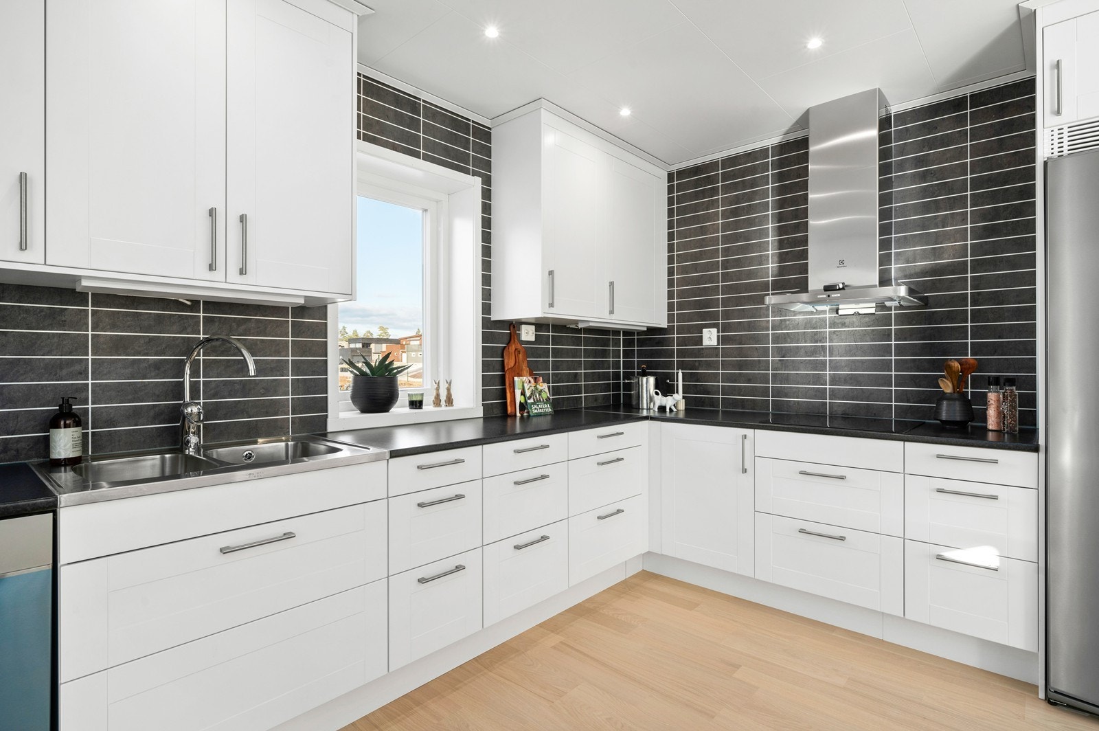 Kjøkkenet er utstyrt med komfyr, kjøleskap, fryseskap, oppvaskmaskin samt ventilator over komfyr Galleribilde