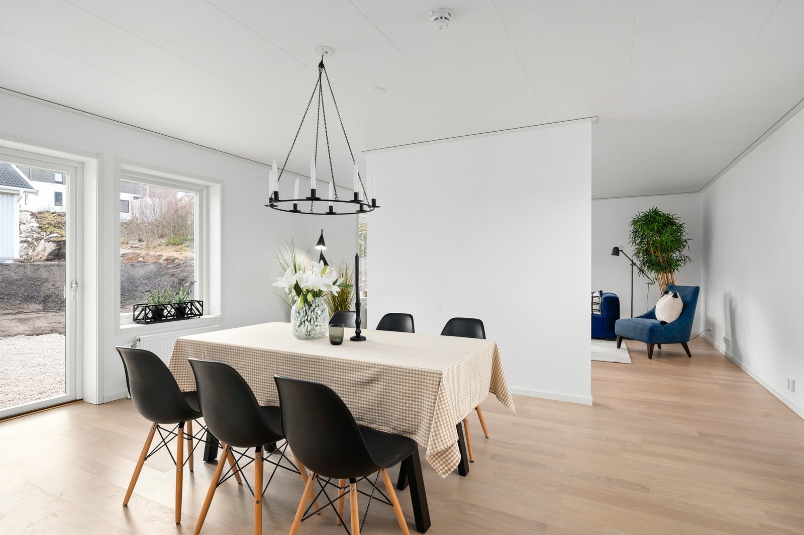 I mellom stuen og spisestuen/allrom er det praktisk skillevegg Galleribilde