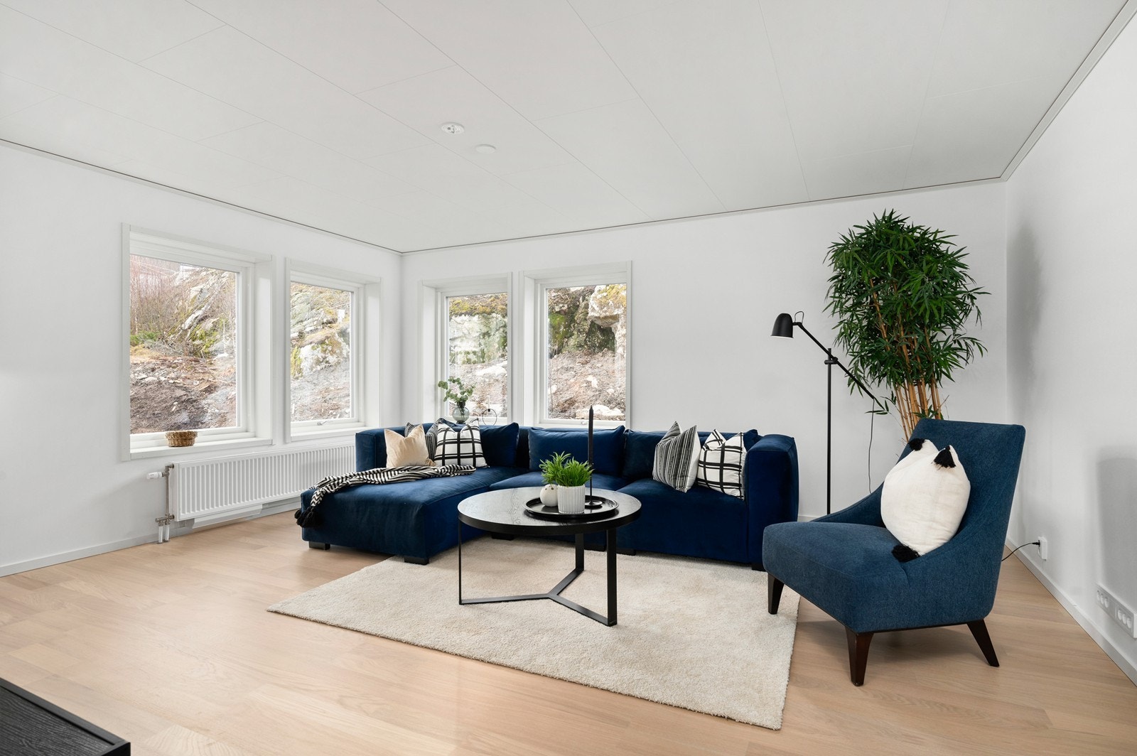 Den lyse og romslige stuen har god plass til flere møbelgrupper Galleribilde