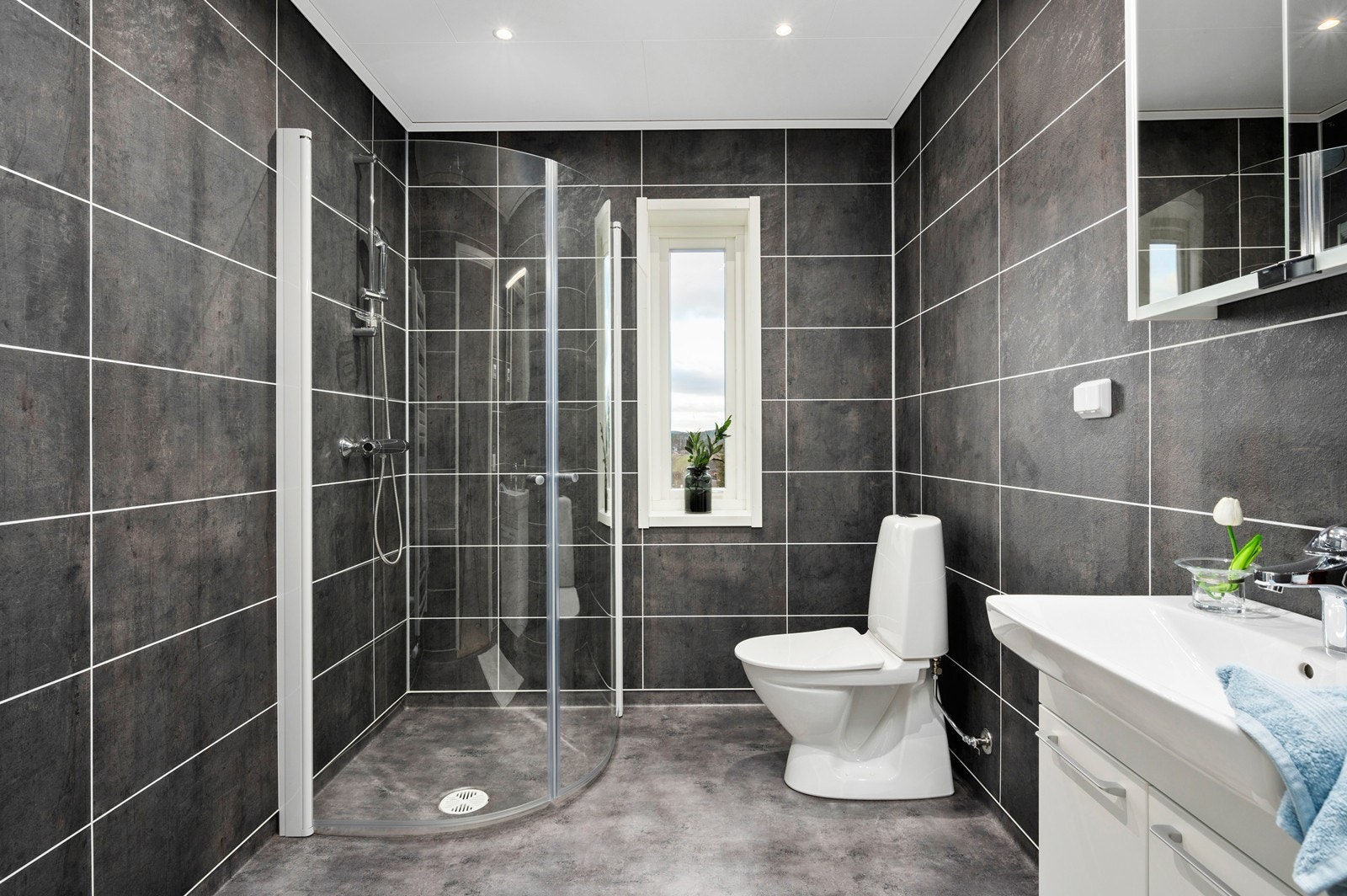 Bad 2 har belegg på gulvet og våtromsplater på veggene. Det er elektrisk komfortvarme Galleribilde