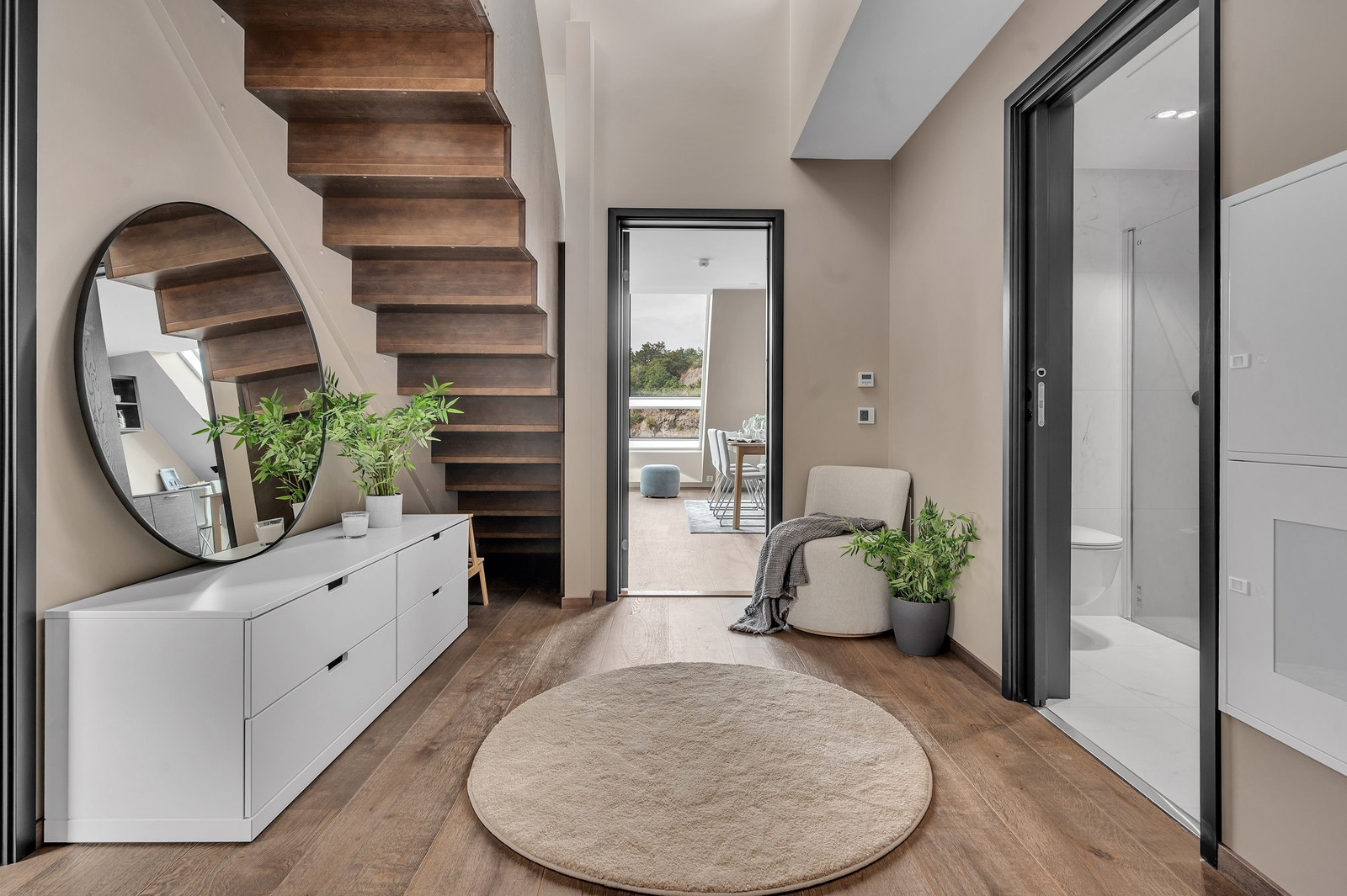 Flott inngangsparti/gang med vannbåren varme i gulvet. Galleribilde