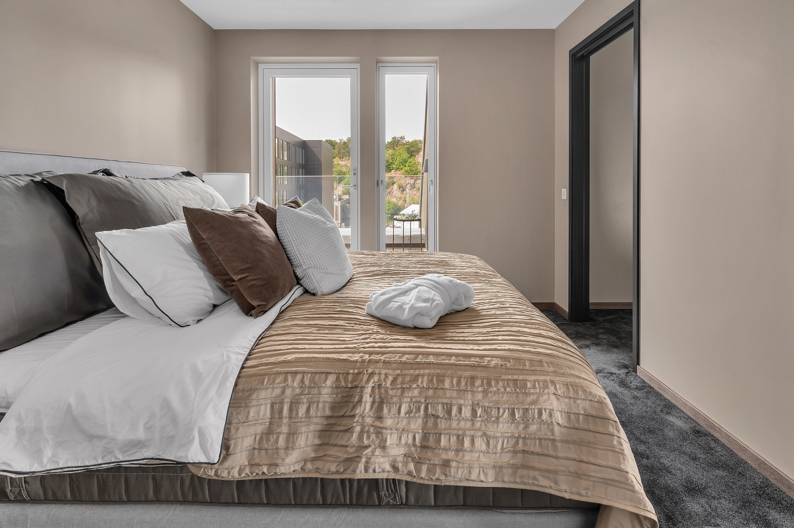 Hovedsoverom har et mørkt og fint teppe på gulvet.
Her er det også utgang til egen balkong. Galleribilde